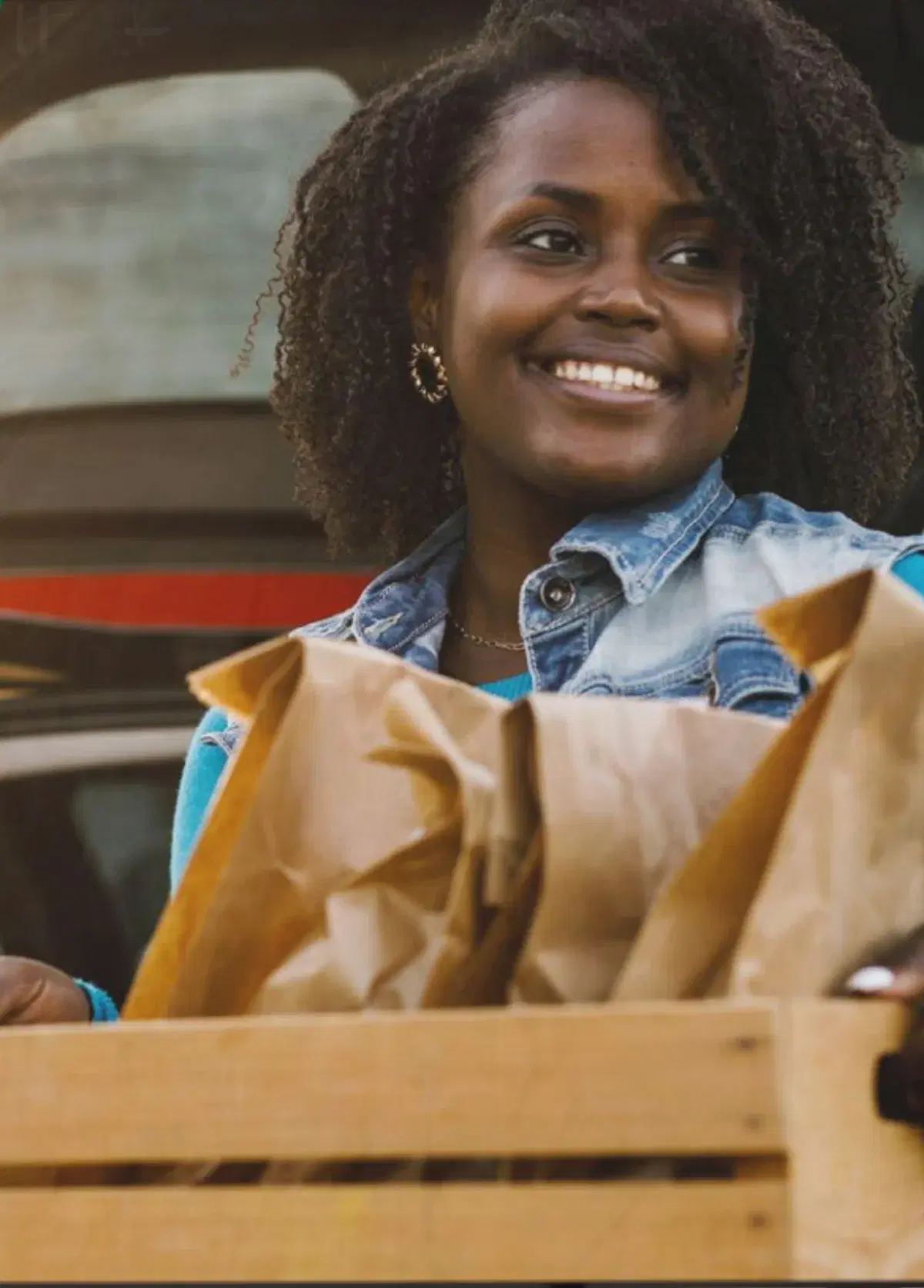Smiling YouMeHungry courier handing off an order