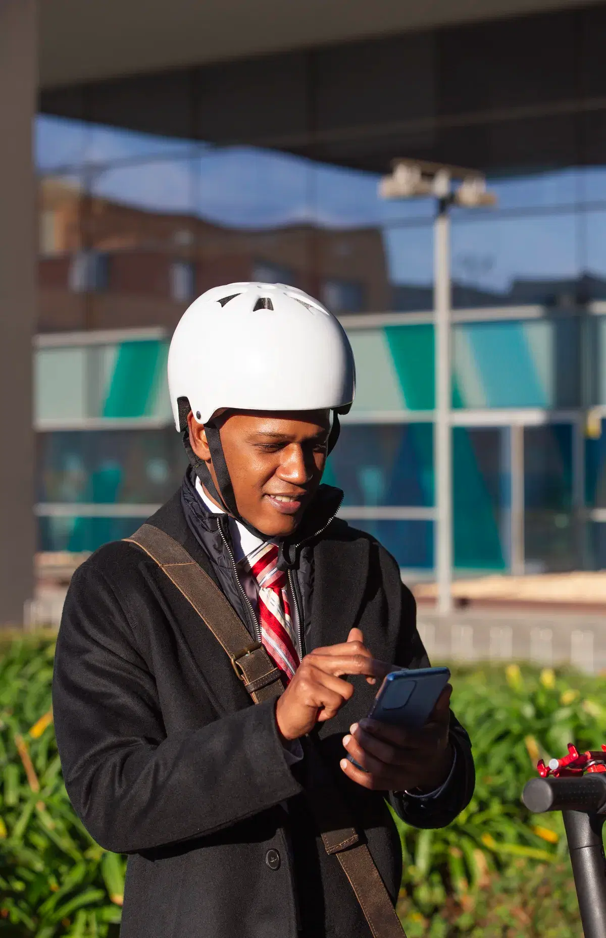 A smiling YouMeHungry courier